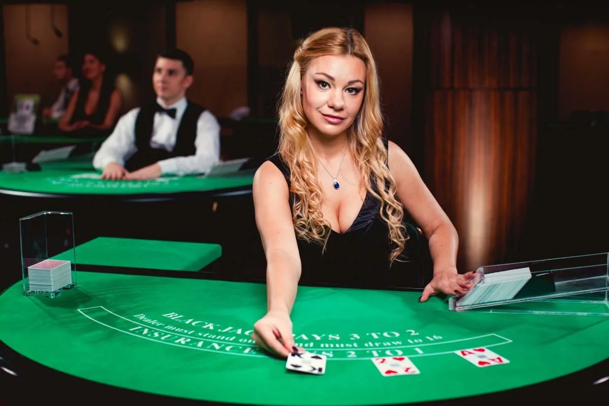 Tampilan meja kasino live dengan dealer di CADAS138